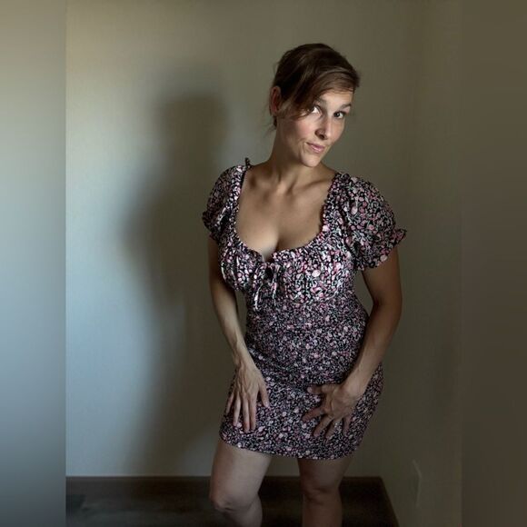 Haute Monde Smocked Floral Mini Dress Black Pink Large Stretchy - Picture 1 of 12